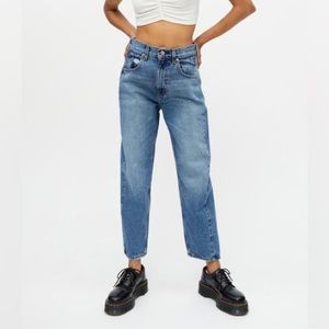 UO BDG High Waisted Carrot Jeans Size: 25